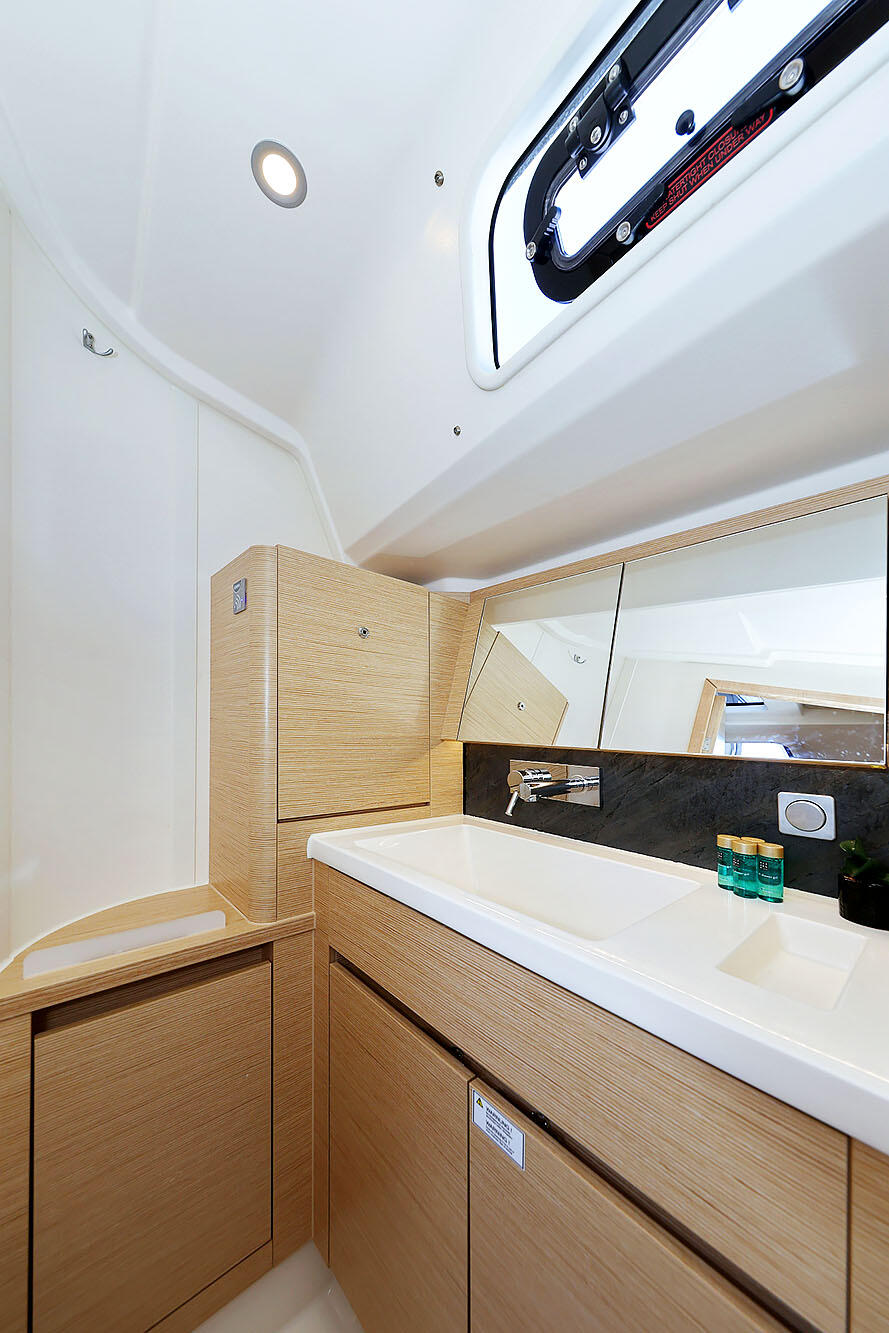 Sailing yacht 