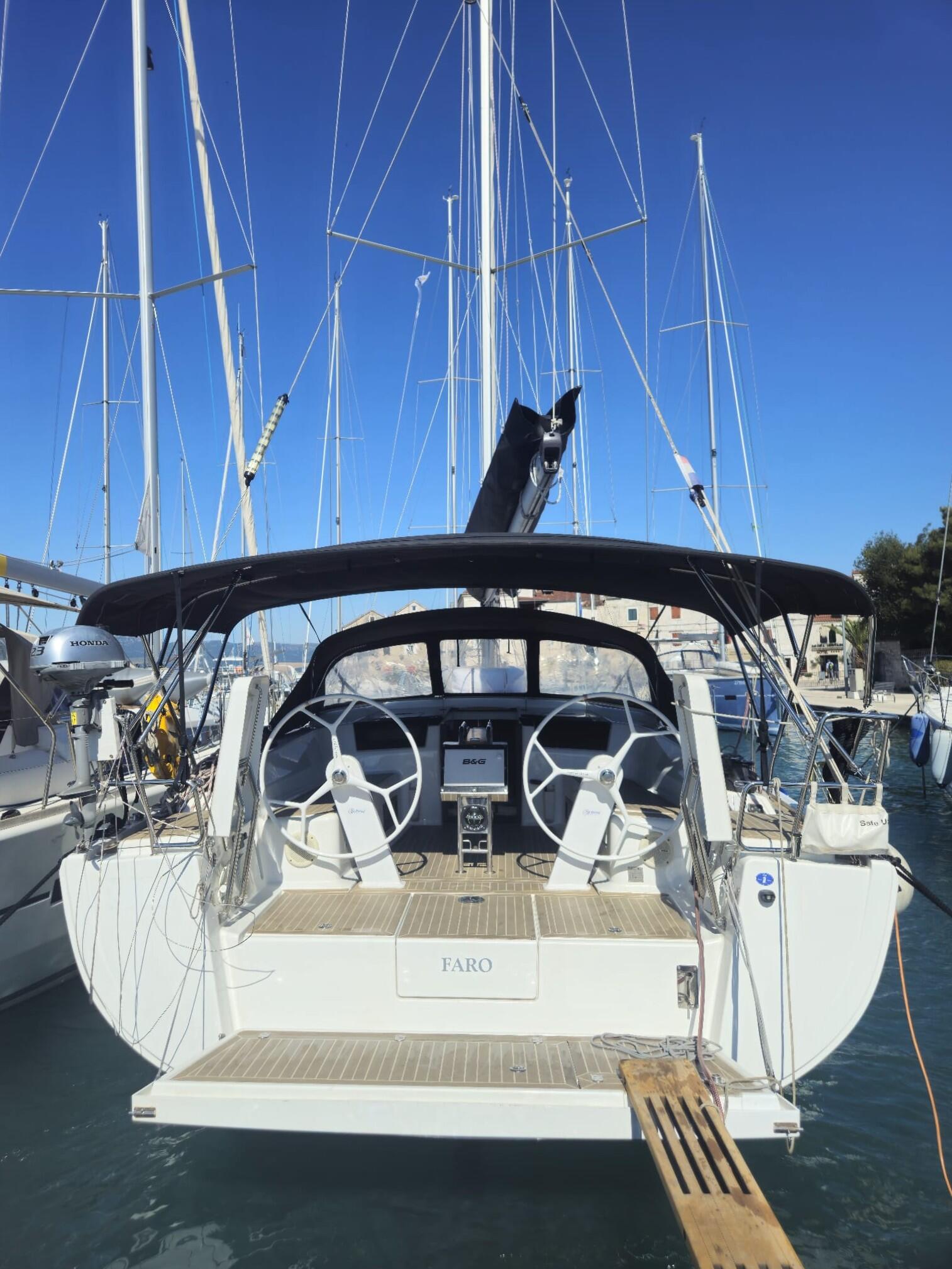 Sailing yacht 