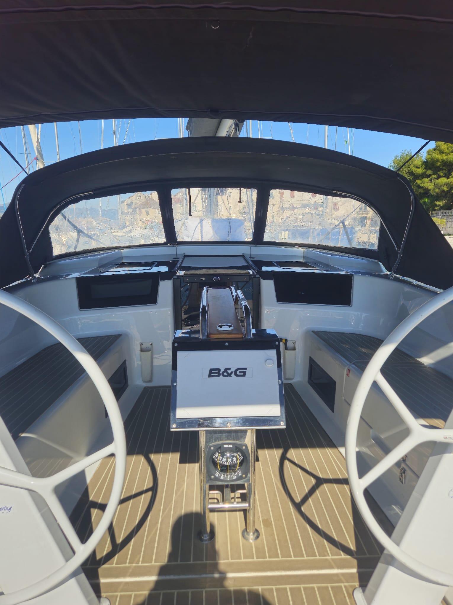 Sailing yacht 