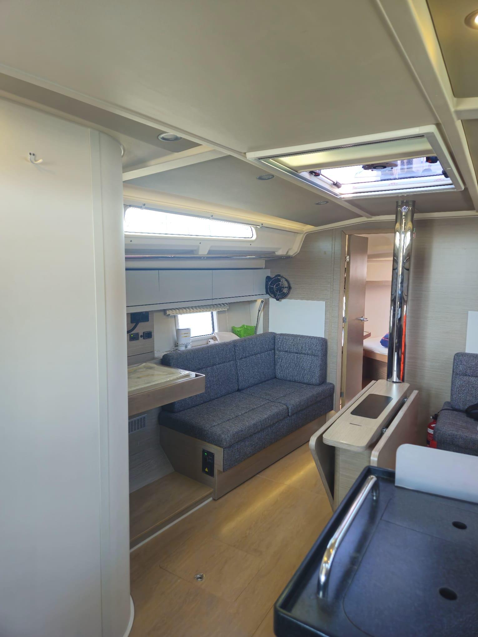 Sailing yacht 
