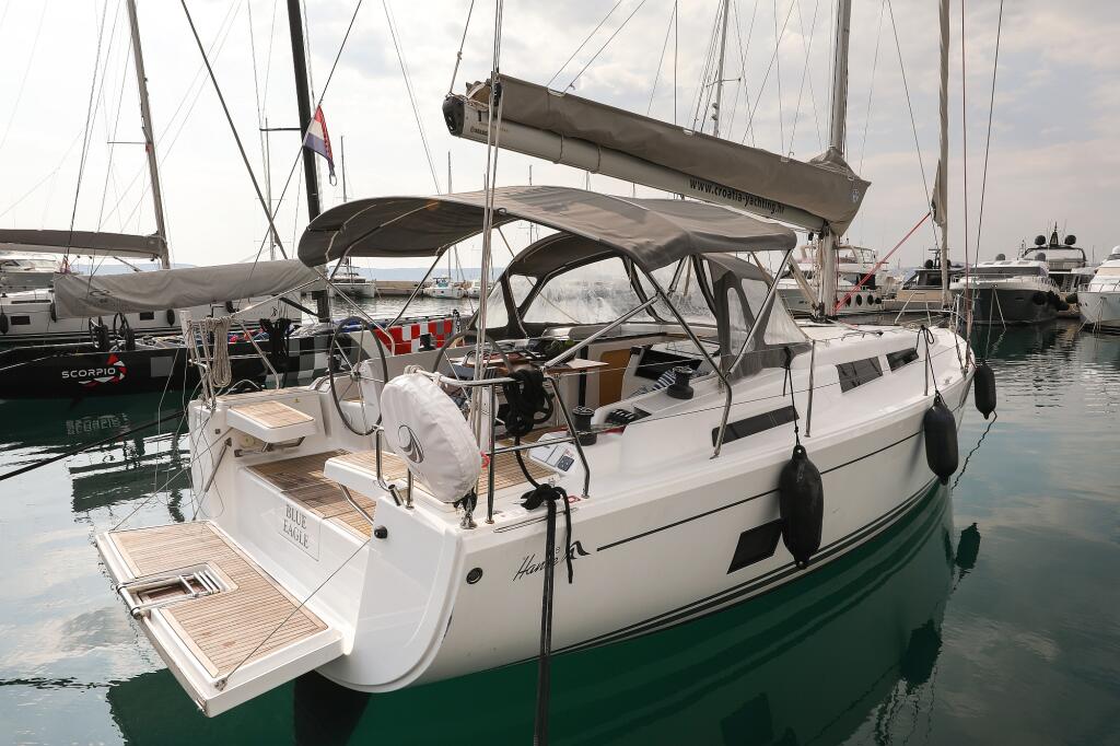 Sailing yacht 