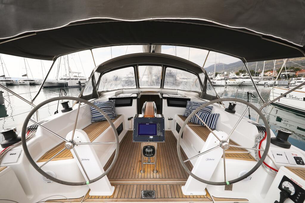 Sailing yacht 