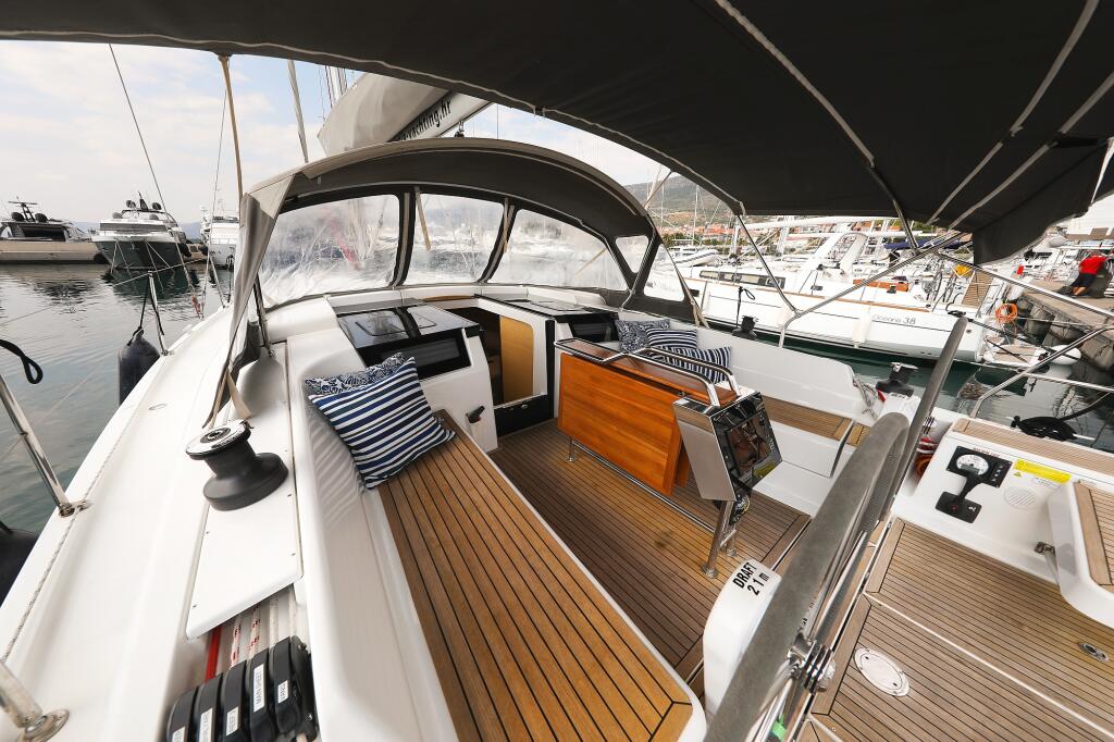 Sailing yacht 