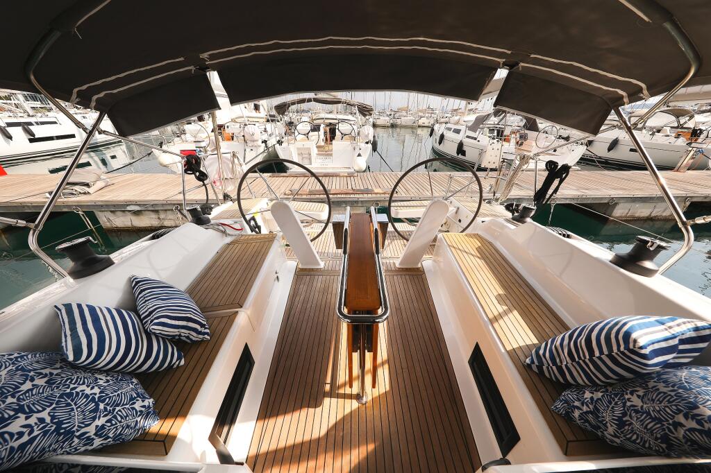 Sailing yacht 