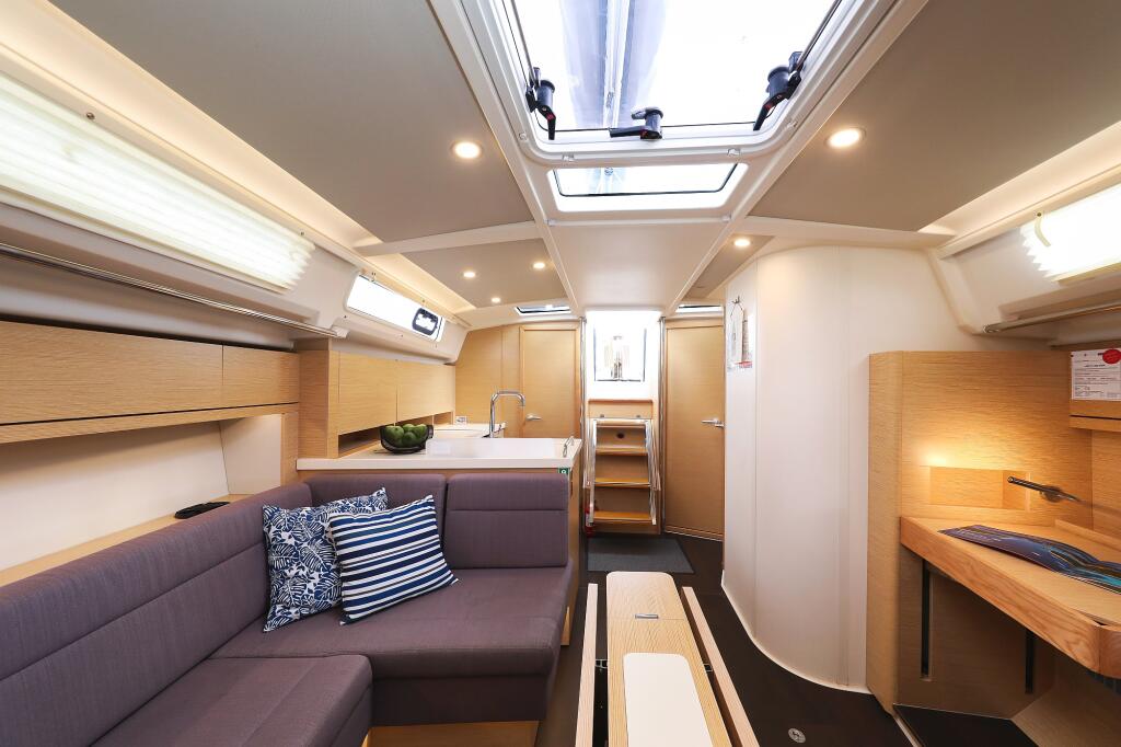 Sailing yacht 