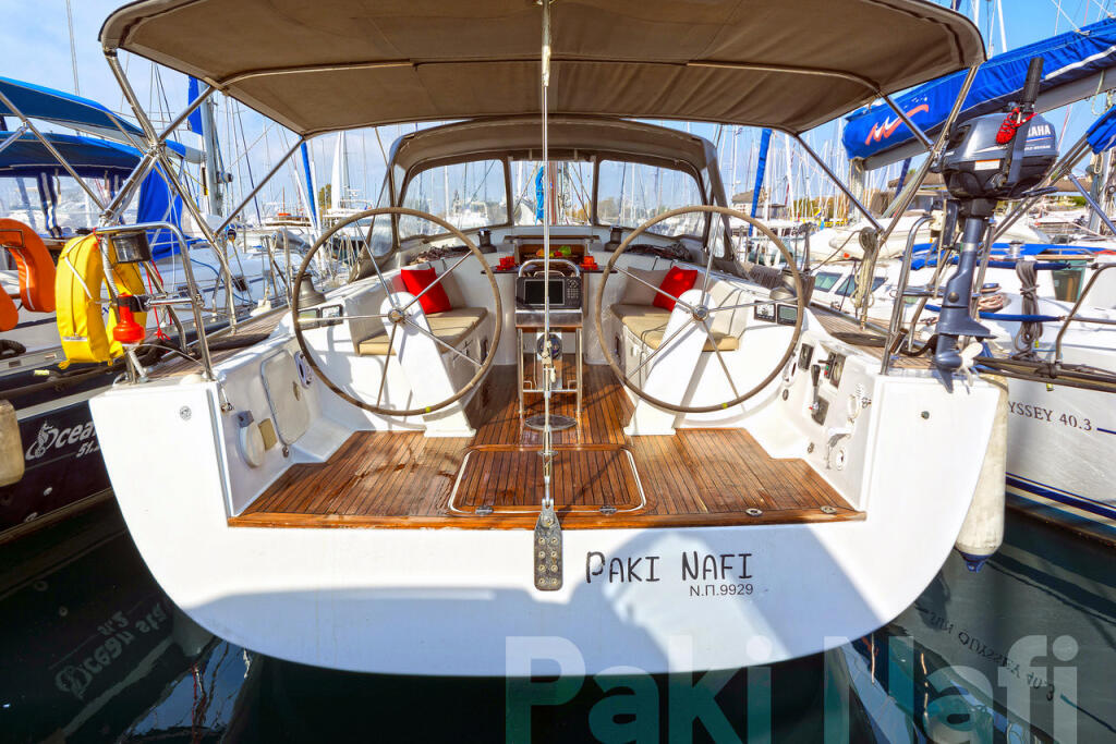 Sailing yacht 