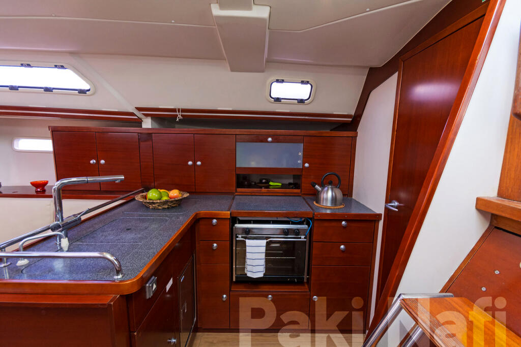 Sailing yacht 