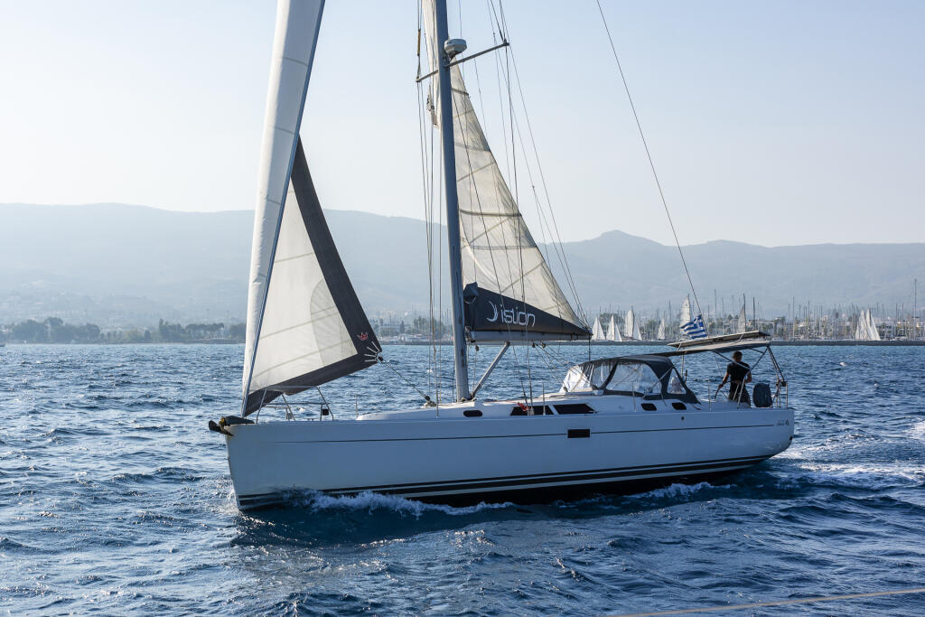 Sailing yacht 