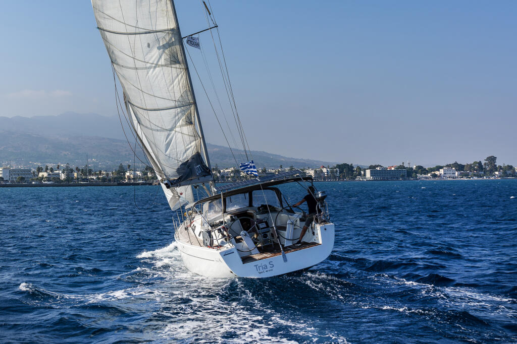 Sailing yacht 
