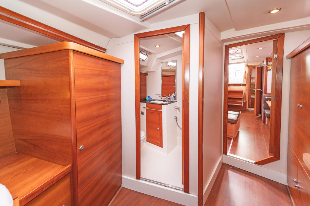 Sailing yacht 
