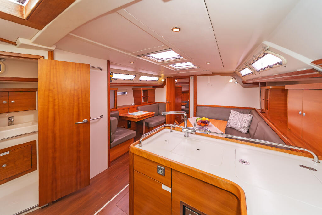 Sailing yacht 