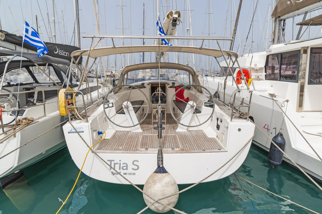 Sailing yacht 
