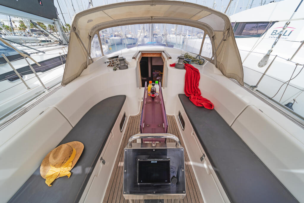 Sailing yacht 
