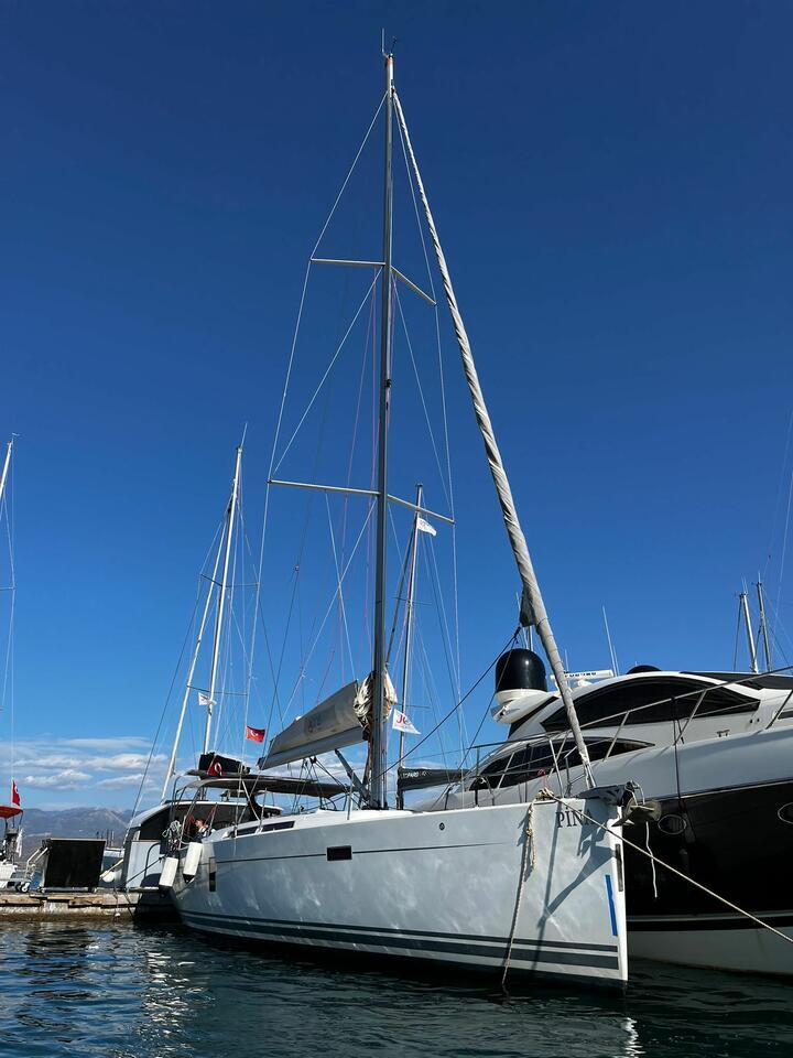 Sailing yacht 
