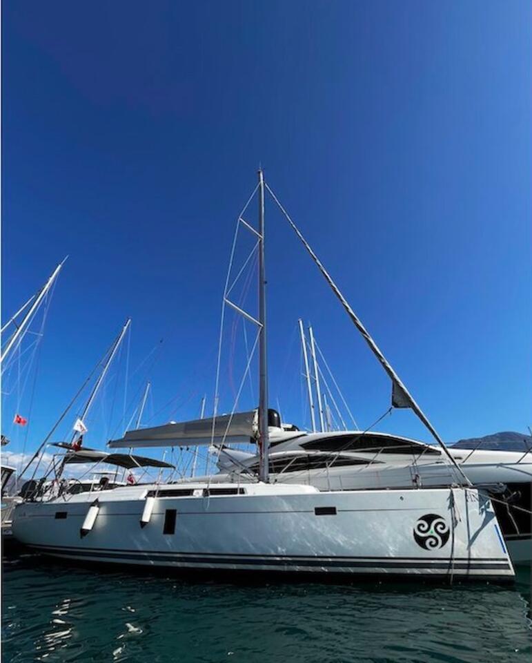 Sailing yacht 