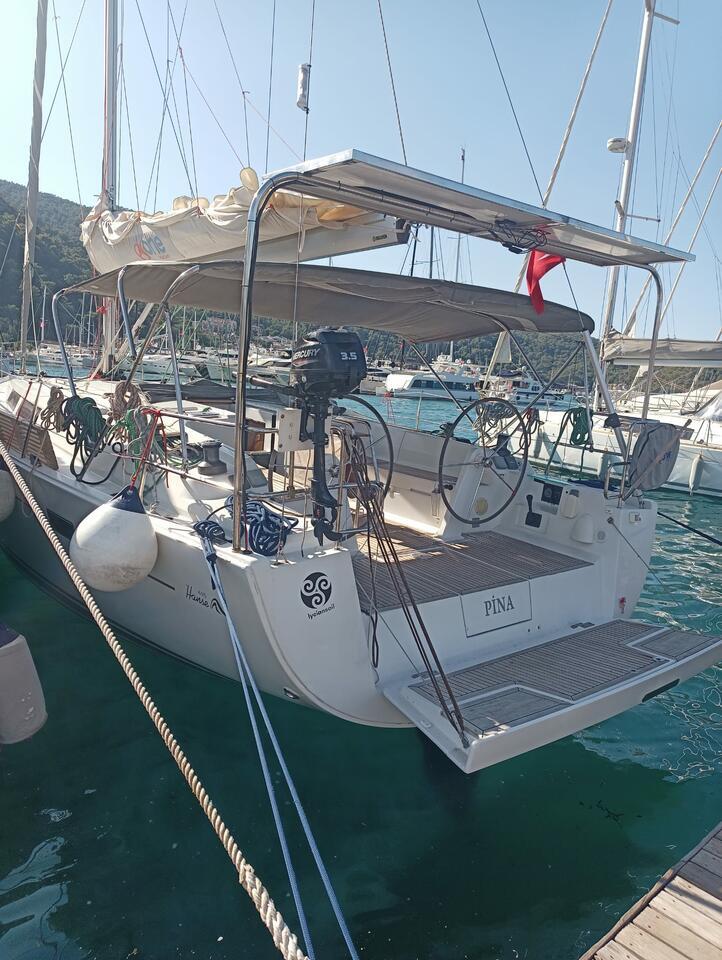 Sailing yacht 