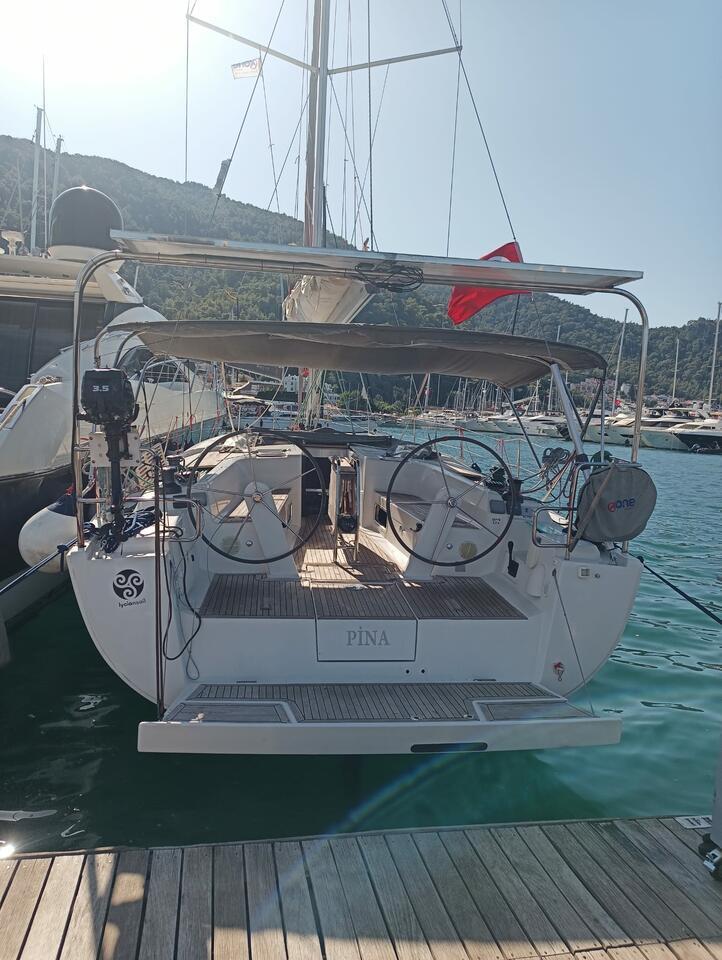 Sailing yacht 