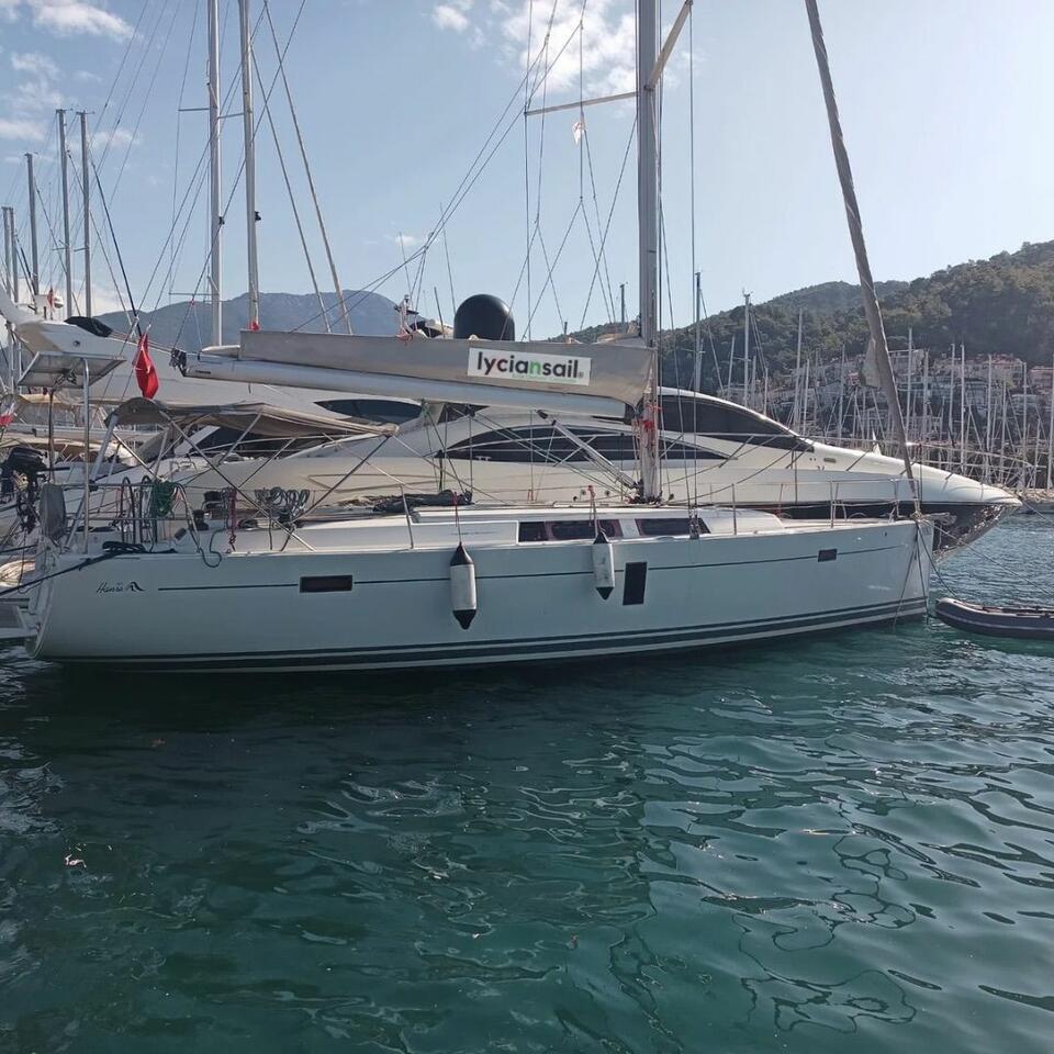Sailing yacht 