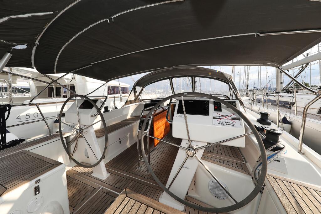 Sailing yacht 