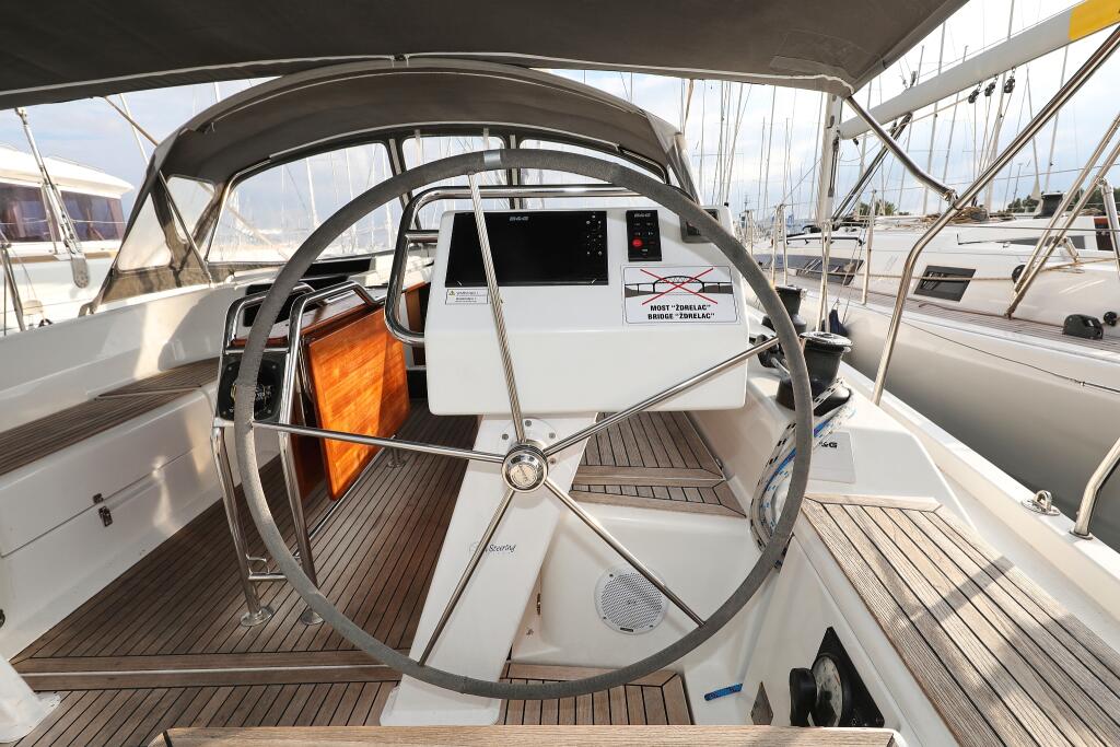 Sailing yacht 