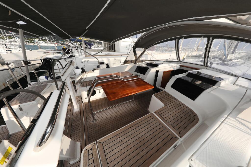 Sailing yacht 