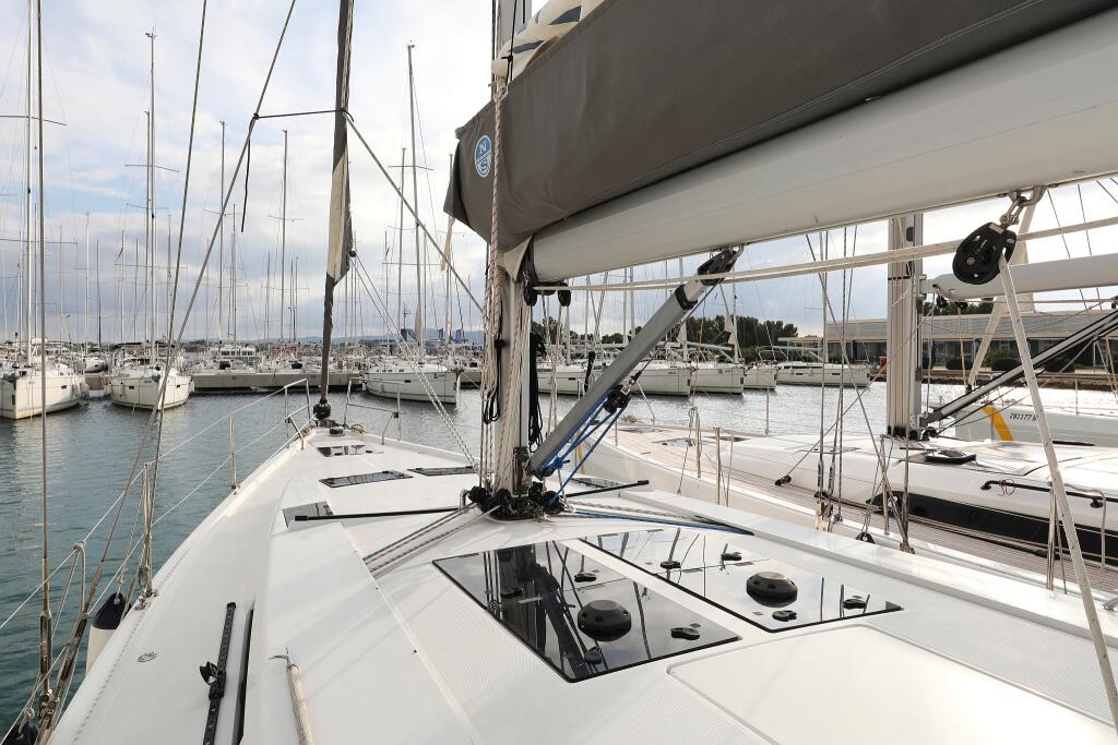 Sailing yacht 