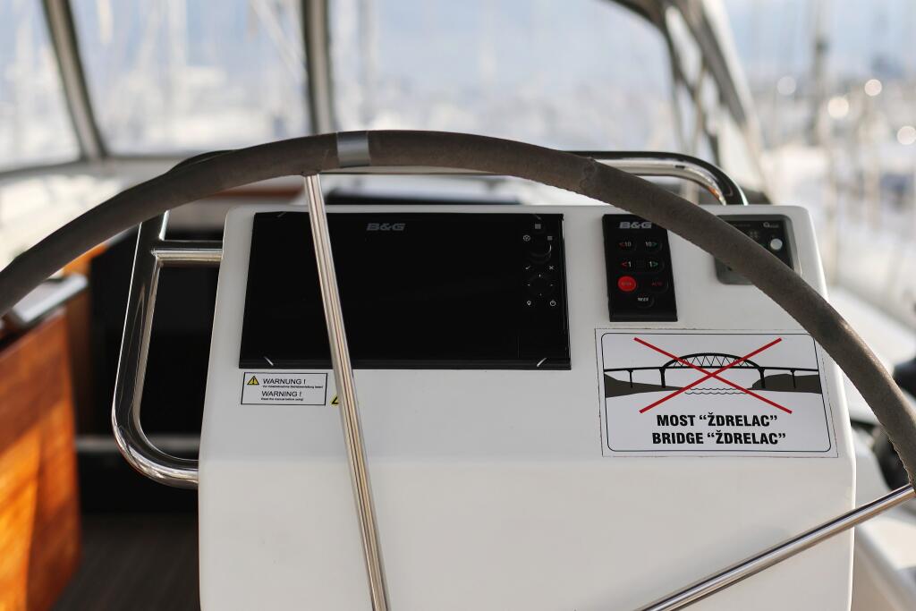Sailing yacht 