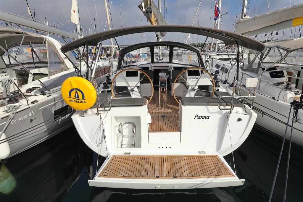 Sailing yacht 