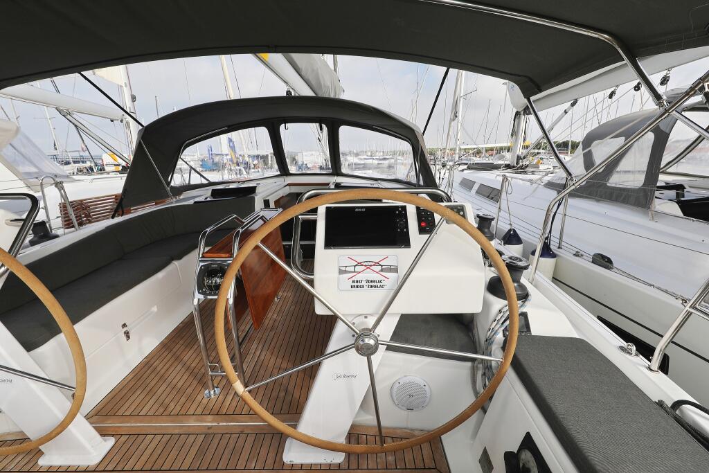 Sailing yacht 