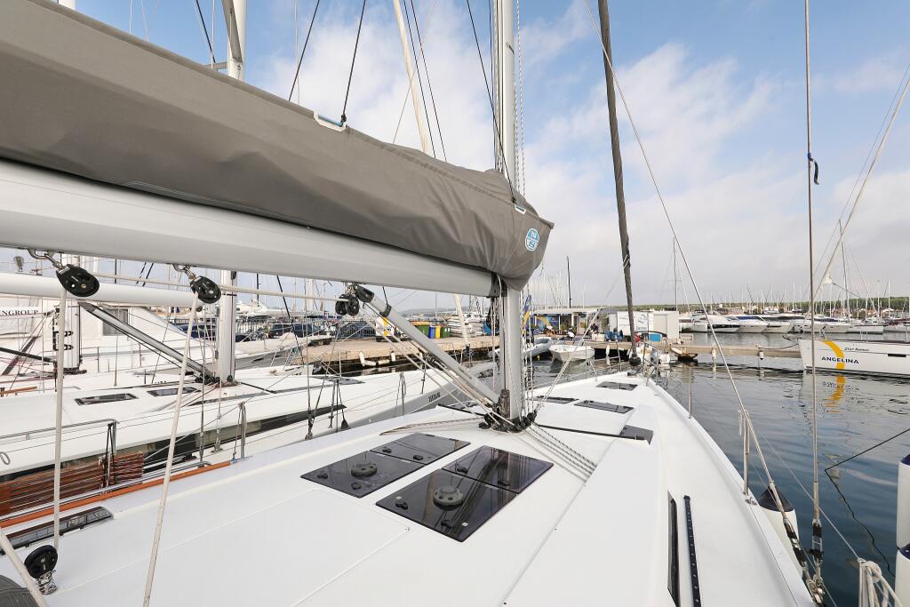 Sailing yacht 