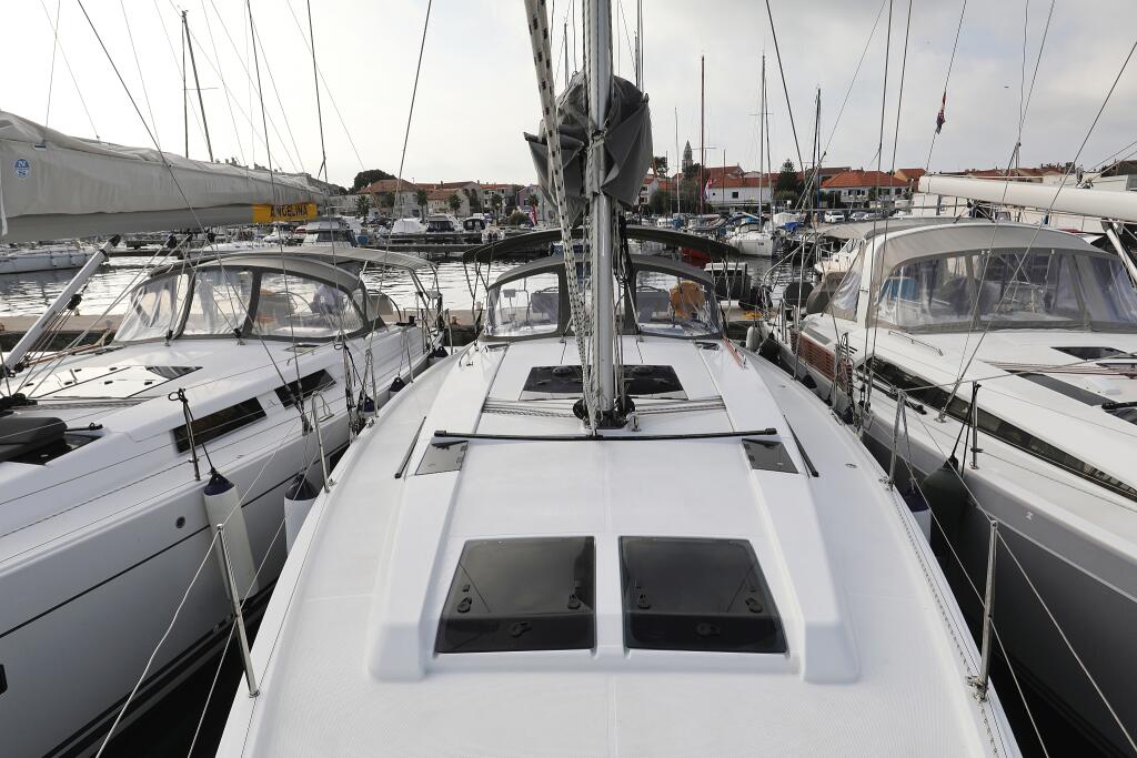 Sailing yacht 