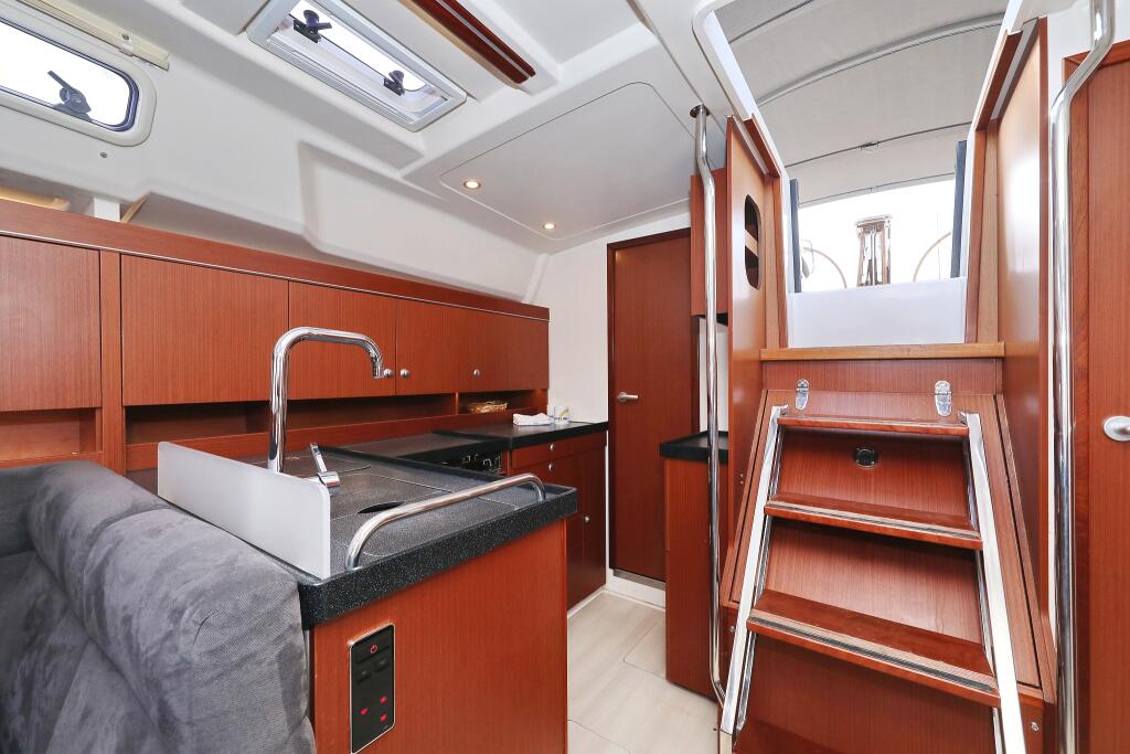 Sailing yacht 