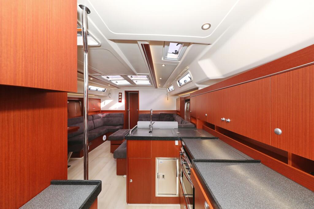 Sailing yacht 