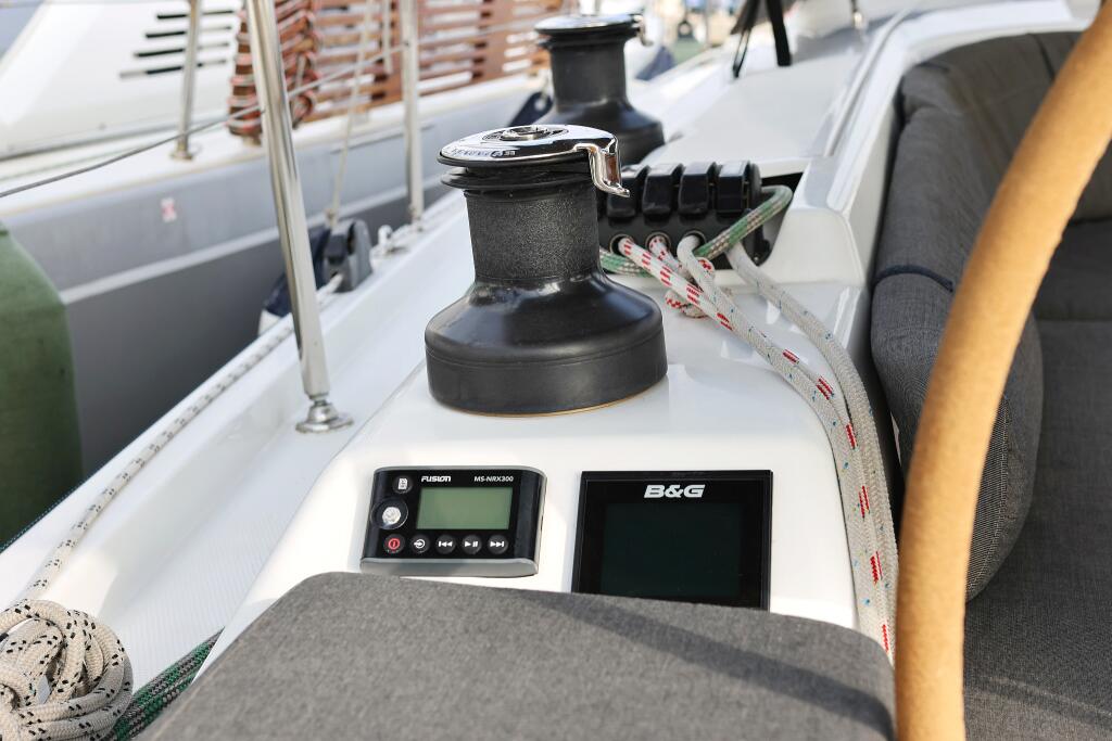Sailing yacht 