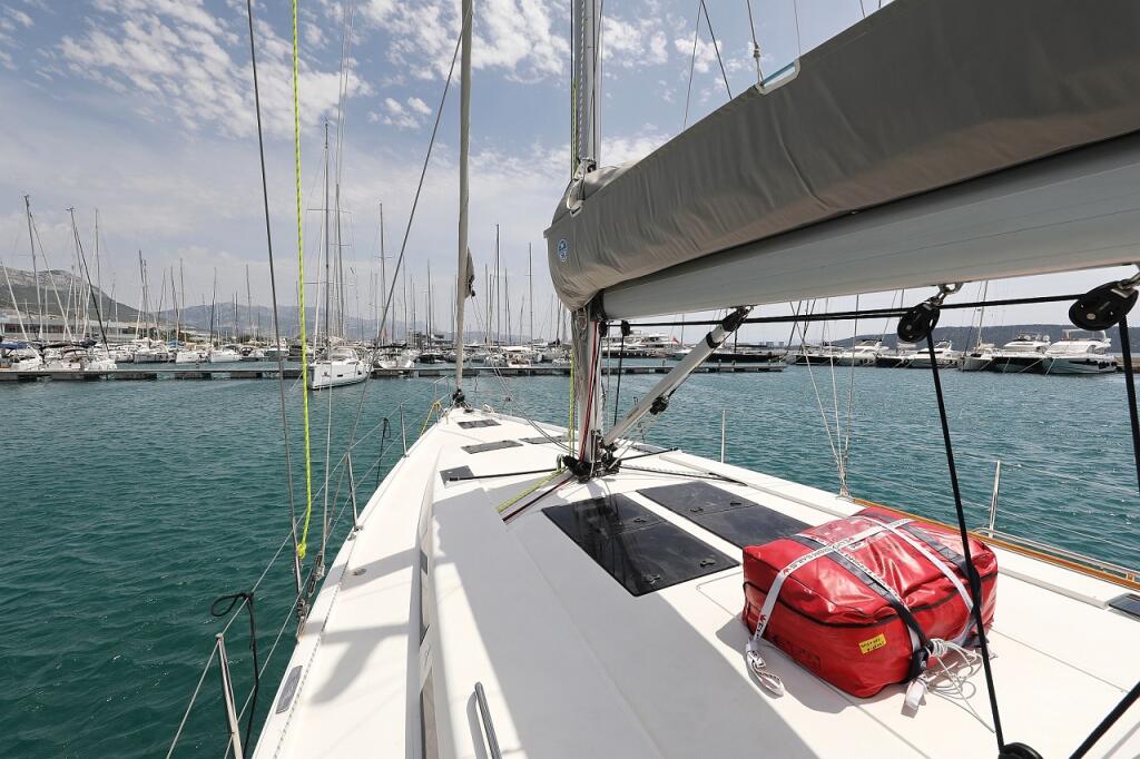 Sailing yacht 