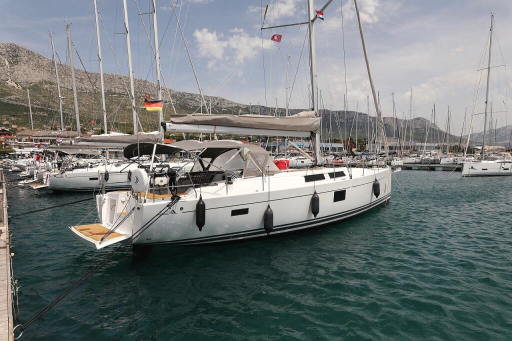 Sailing yacht 