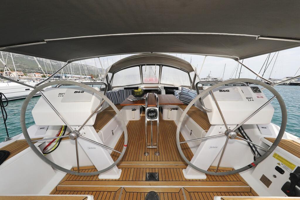 Sailing yacht 