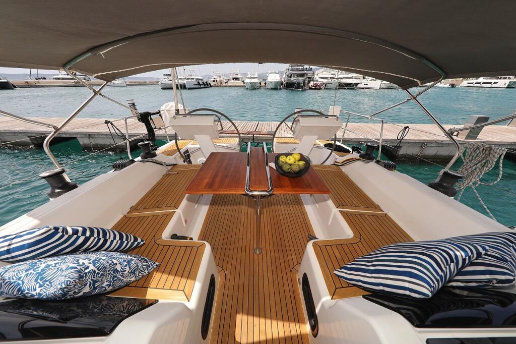 Sailing yacht 