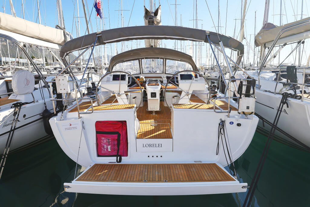 Sailing yacht 