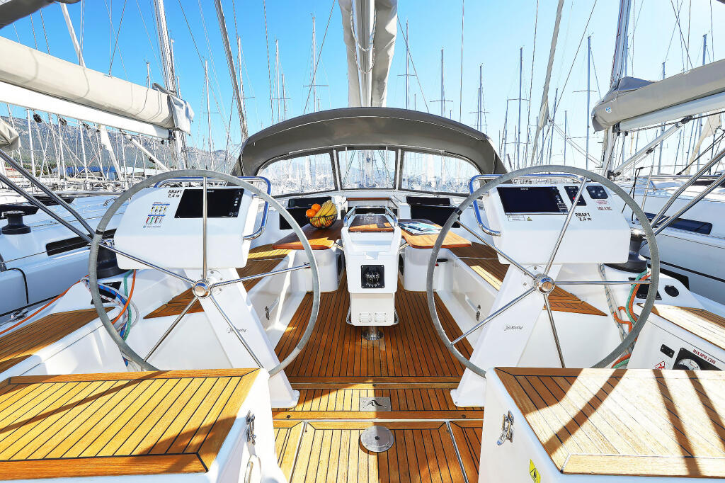 Sailing yacht 