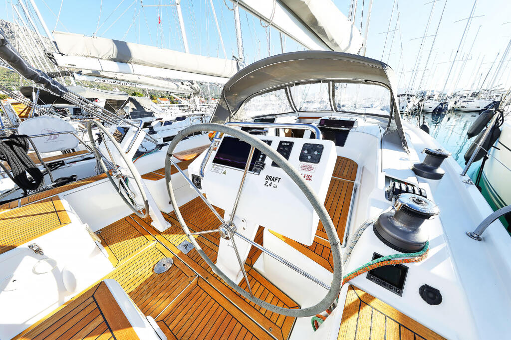 Sailing yacht 