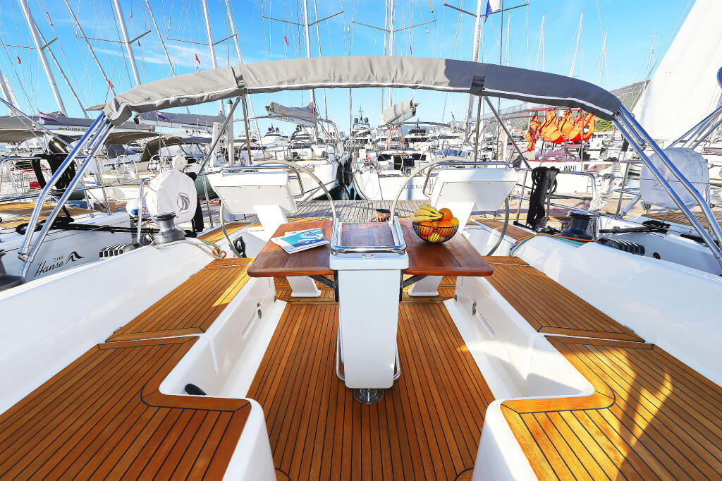 Sailing yacht 