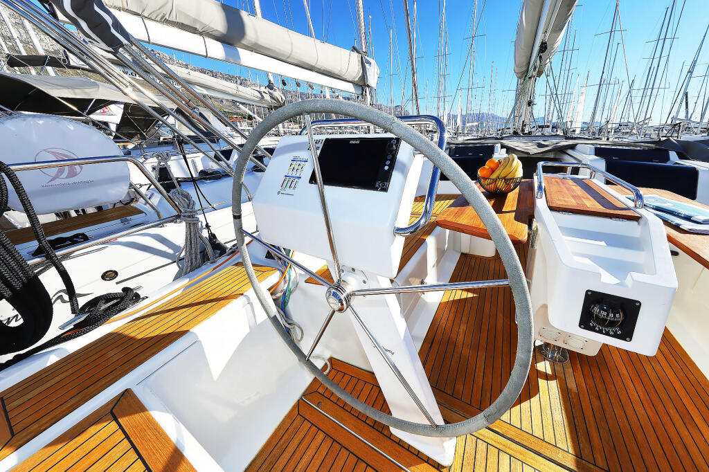 Sailing yacht 