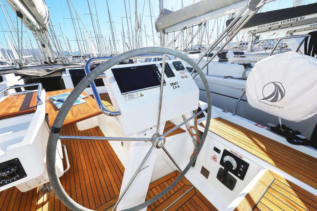 Sailing yacht 