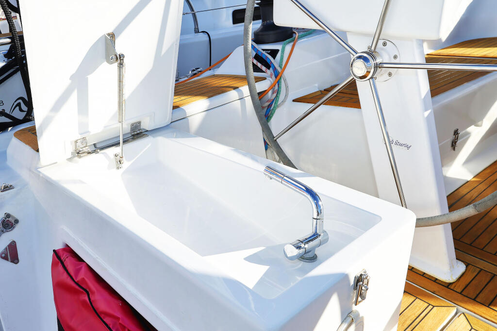 Sailing yacht 