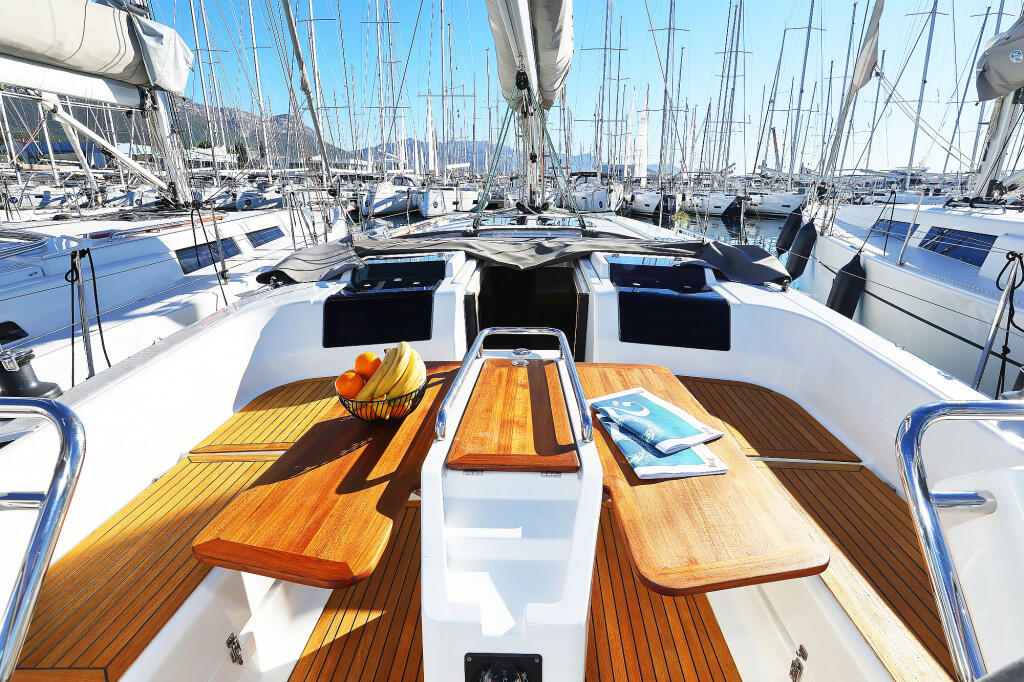 Sailing yacht 
