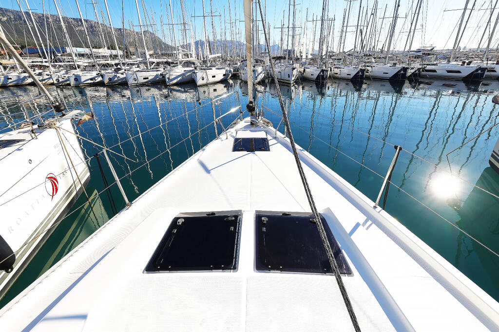 Sailing yacht 