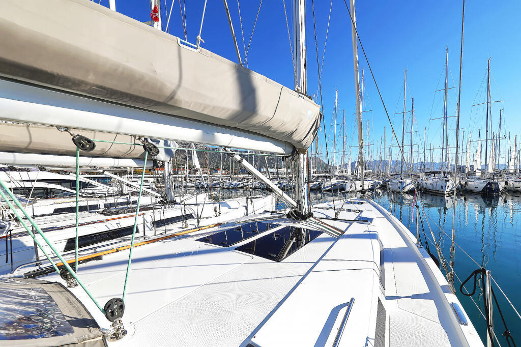 Sailing yacht 