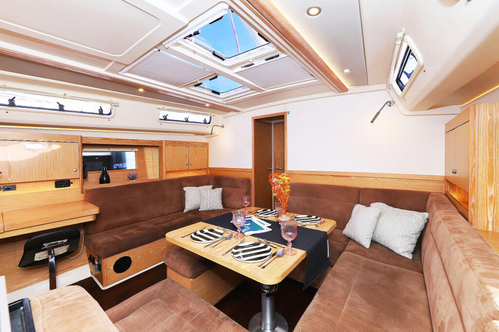 Sailing yacht 