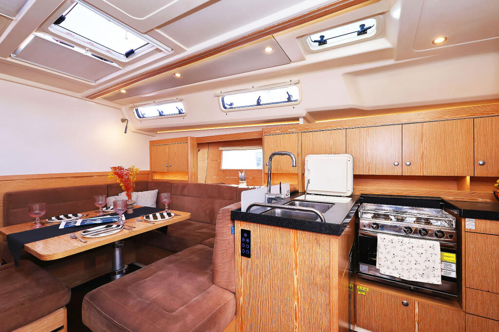 Sailing yacht 